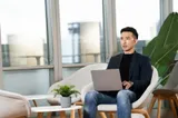 科技創業者的日常即戰場！SurveyCake 執行長劉邦彥借力 AI 智慧搭檔 ASUS ExpertBook P5，多工高效完勝每一天！